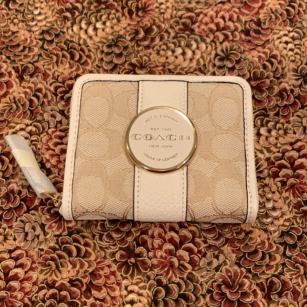 New Coach Zippered Wallet